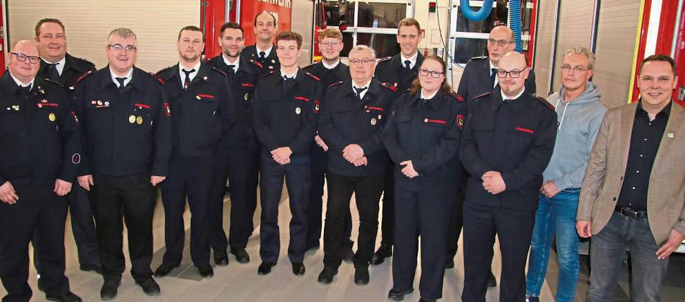 Gratulationen und Dank sprachen unter anderem Wehrleiter Rafael Schmidt (2.v.l.) und Gruppenführer Philipp Tillmann (l.) für die beförderten und geehrten Kameraden aus.