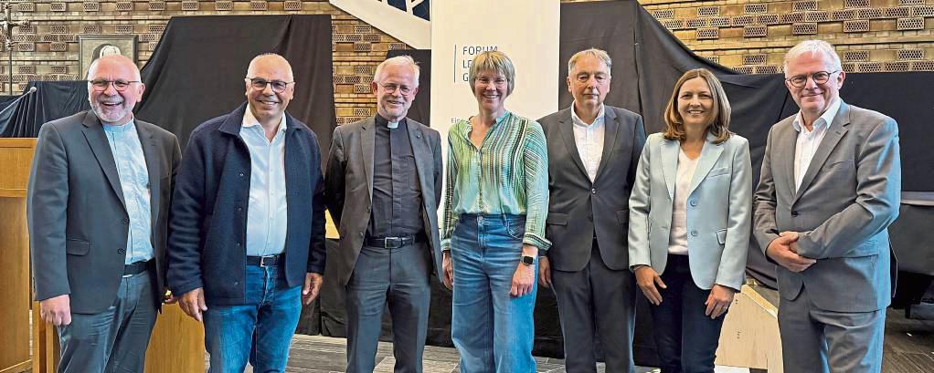 Gelungener Vortragsabend (v.l.): Pfarrer Thomas Wulf, Ernst Bockhorst (Pauline-von-Mallinckrodt Stiftung), Peter Schallenberg, Ute van der Wal (Schulleiterin Marienschule), Raimund Schnitker (Pauline-von-Mallinckrodt-Stiftung), Anja Rotter (Marienschule Lippstadt e.V.) und Religionslehrer Dietmar Lange.