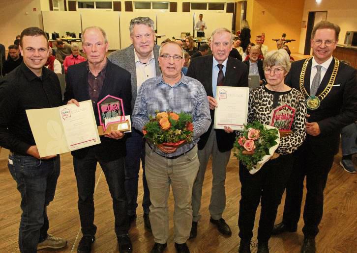 Für den Heimatverein Verne nahmen Heiner Bergschneider (2.v.l.) und Herbert Wienrank (4.v.l.) den Preis entgegen, für den Verein Judentum in Salzkotten Elisabeth Kloke-Kemper. Foto: Johannes Büttner