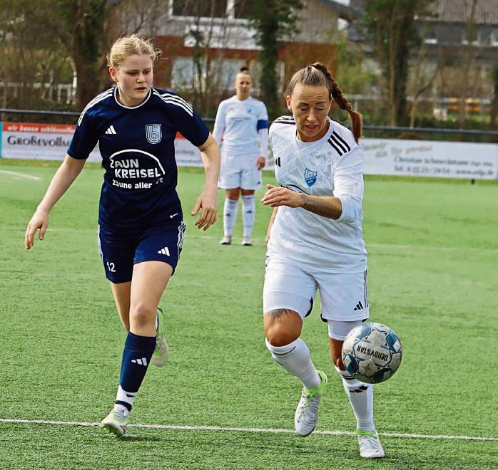 Weiter vom Aufstieg dürfen die Frauen des TuS Wadersloh (in Weiß) träumen, die sich im Topspiel gegen Verfolger Borchen mit 1:0 durchsetzten. Foto: Feichtinger
