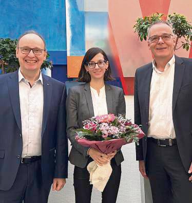 Die Vorstände Hans-Georg Funke (l.) und Klaus Köster gratulierten Katharina Wolff zum erfolgreichen Abschluss des Bank-Führungsseminars.
