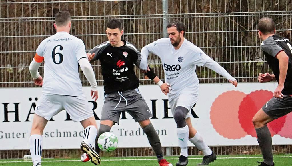 Viktoria Lippstadt (schwarze Trikots) gewann das Nachbarschaftsderby gegen Overhagen mit 2:1. Gespielt wurde in Dedinghausen auf Kunstrasen. Foto: Feichtinger