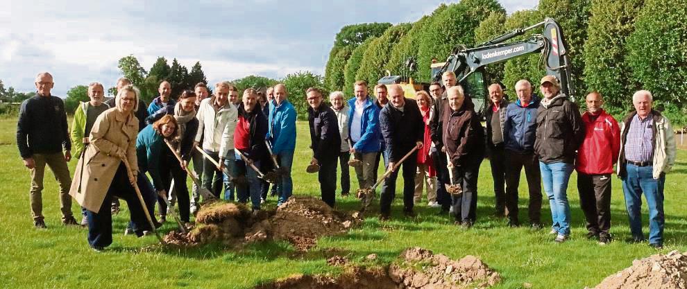Es geht los: Mit dem Spatenstich ist der Startschuss für das neue Sportzentrum an der Hellweghalle in Erwitte gefallen. Allen Beteiligten merkt man die Freude an. Foto: Feichtinger
