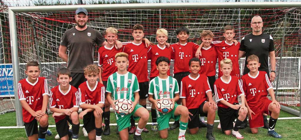 Das neue Traingerspann bei den D-Junioren des SV 08 bilden Stefan Nitsche (h.l.) und Mario Gräfe (h.r.). Mit neun Spielern aus dem eigenen Nachwuchs und sieben externen Zugängen nimmt man die Saison in Angriff. Am Samstag geht es gegen Hamm. Foto: Dannhausen
