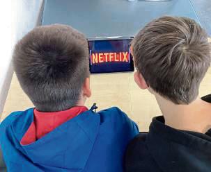 Schüler verbringen viel Zeit auf Netflix.
