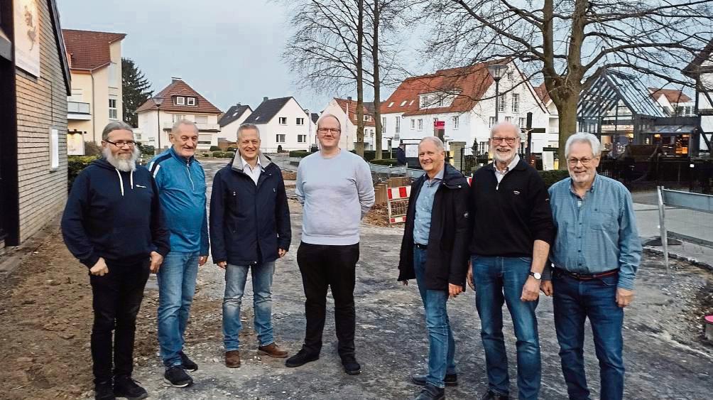 Die SPD Bad Westernkotten traf sich zu einem Ortstermin vor dem Park-Café.