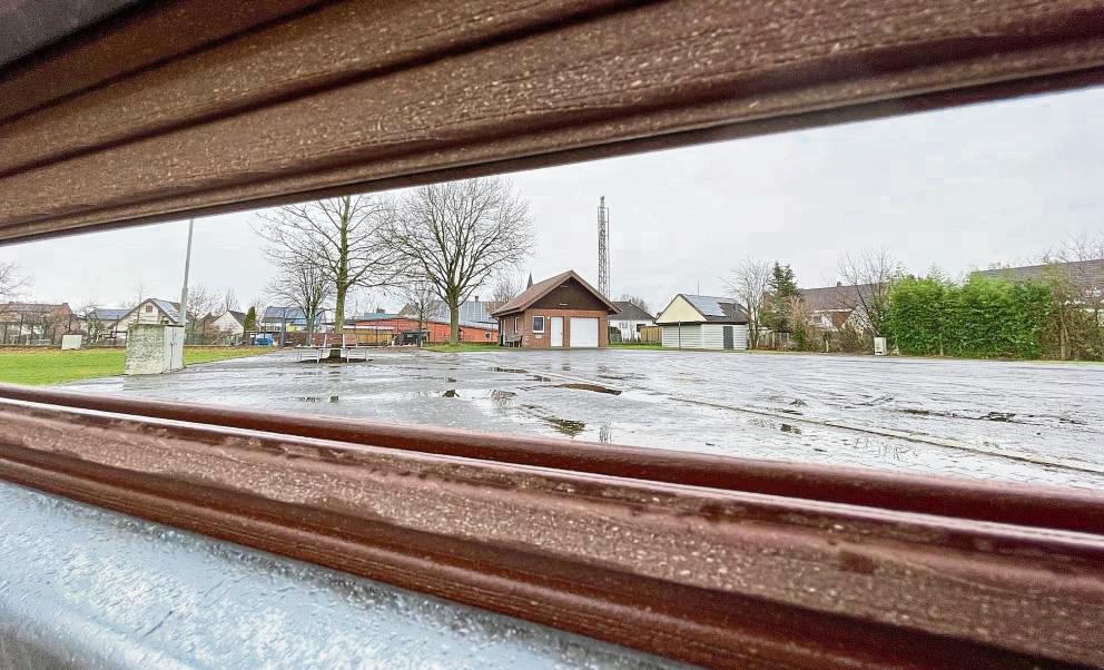 Ein Blick auf den Schützenplatz in Langeneicke, der neu gepflastert werden soll. Im Hintergrund die Schützenhütte, neben der ein Biergarten entstehen soll. Foto: Björn Winkelmann