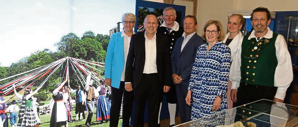 Freuen sich auf die Eröffnung der Festwoche (v.l.): Annette Mühlenhoff (Dezernentin Kreis Paderborn), Landrat Christoph Rüther, Markus Smolin (musikalischer Leiter), Günter Uhrmeister (Kreisjugendamt Paderborn), Kirsten John-Stucke (Museumsleiterin), Alexandra Bröckling (musikalische Leitung) und Dietmar Kellerhoff (musikalische Leitung). Foto: büttner