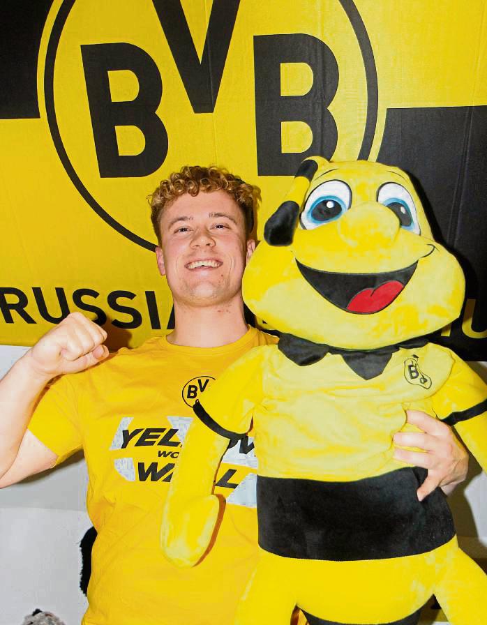 Während Maskottchen Emma zuhause bleibt, wird Max Görgner seinen BVB in Wembley im Champions-League-Finale gegen Real Madrid nach vorne peitschen. Foto: Wiegand