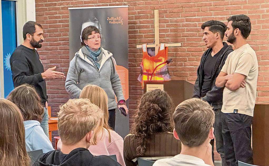 Die Männer standen den Schülern Rede und Antwort. Da sie nur syrisch sprechen, halfen der Syrer Ahmad (l.) und Kristina Ziemssen beim übersetzen. Fotos: N. Wissing