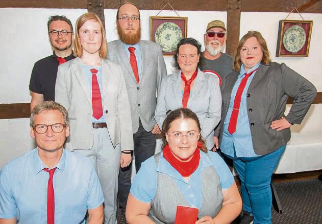 „Die Partei“ hat jetzt wieder Gesichter im Kreis Soest: Vorsitzender Christian Brümmer (vorn, l.) und Laura Knüppel (vorn, r.; Landesvorstand), dahinter (v. l.) Dominik Maras, Johanna Brümmer, Bastian Bloching, Monika Schaffrin sowie Viola Neumann (r.), ebenfalls vom Landesvorstand. Foto: Brüggestraße