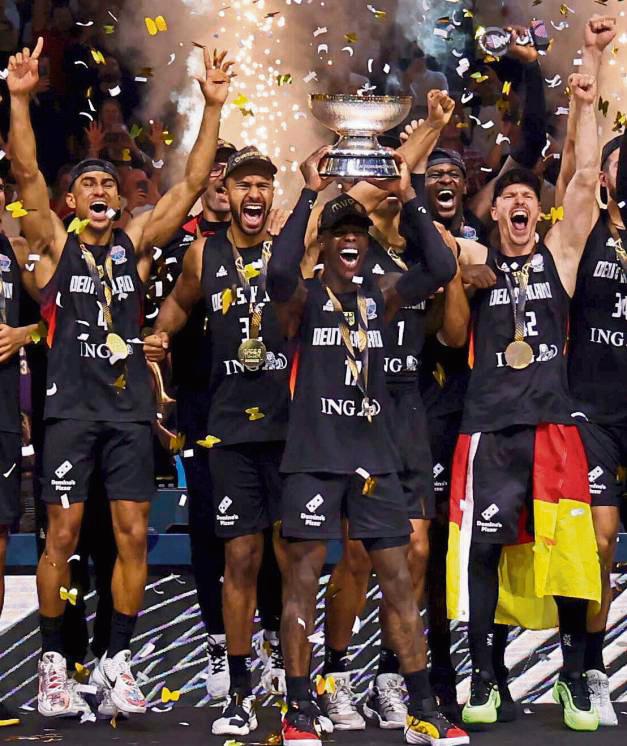 Goldene Generation: Nach dem WM-Titel 2023 sind Dennis Schröder (mit dem Pokal) und Co. jetzt auch Basketball-Europameister. Einfach Wahnsinn, diese Jungs! Foto: DPA