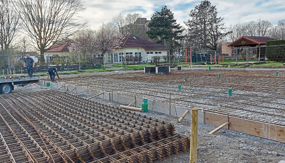 Für die Kita „Löwenzahn“, die aus dem Hochhaus an der Schlehenstraße sanierungsbedingt raus muss, entsteht im Theodor-Heuss-Park bis Oktober ein Neubau. Für die Übergangszeit kommen zwei Gruppen im Ex-Roncalli-Kindergarten unter. Fotos: Heienbrok