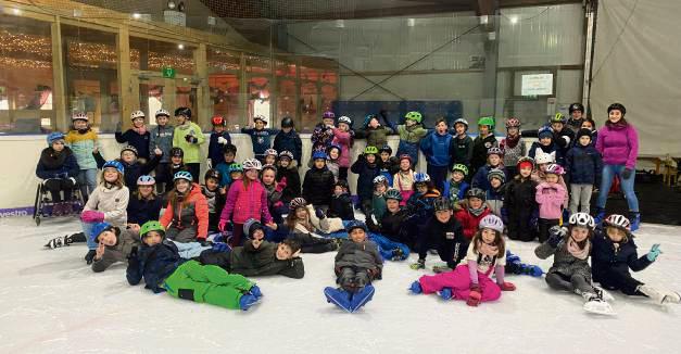 Die Kinder im Eisschuppen. Foto: Schule St. Marien