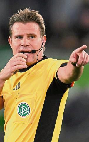 Schiedsrichter Dr. Felix Brych (München) leitet das Promi-Spiel von Matze Knop am 1. September in der Liebelt-Arena. Foto: dpa