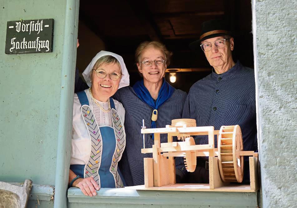 Kennen die Schäferkämper Wassermühle wie ihre Westentasche: v.l. Anette Sellmann, Stefan Wiesner und Rolf Eggeringhaus bieten Touren durch das Gebäude an. Fotos: Dietz