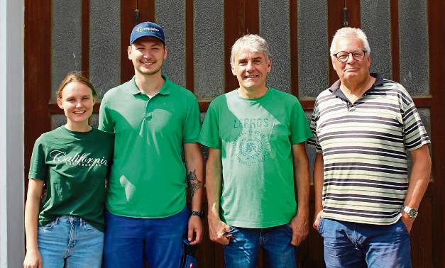 Celina Kaupmann und der neue Besitzer Erik Werminghaus wollen in die Wohnung oberhalb der ehemaligen Feuerwehr ziehen. Markus Köchling (2.v.r.) lebte bis 1981 dort. Erhard Geweiler (r.) von 1981 bis 1991.