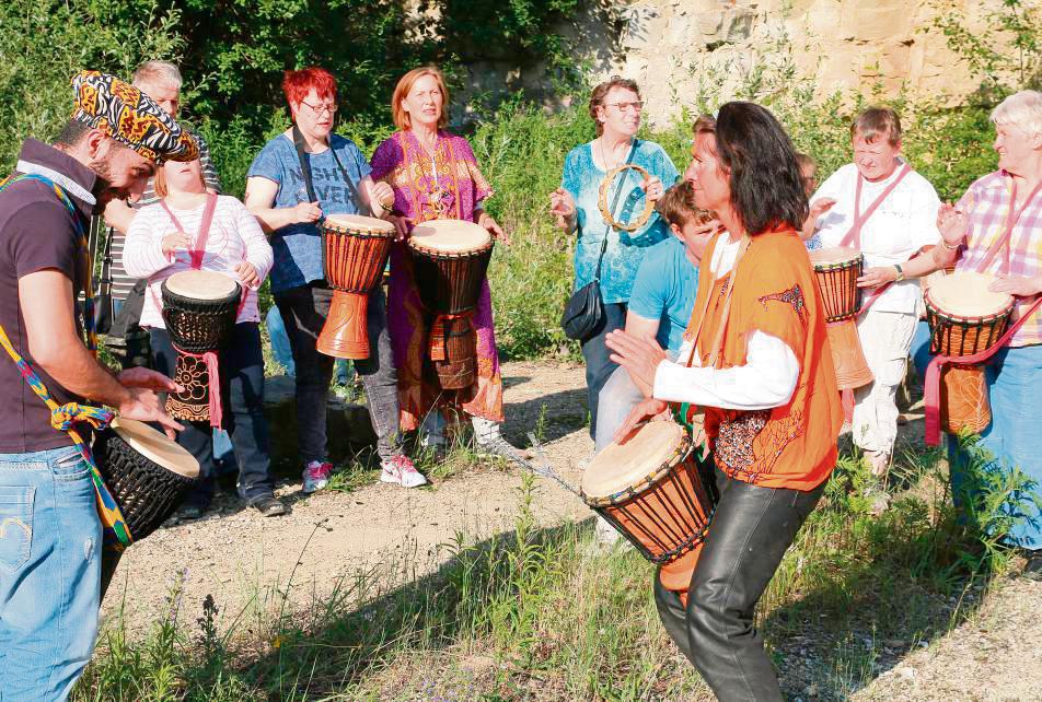Die Gruppe „Mama Afrika“ trommelt regelmäßig auch im Steinbruch. Ihr Jubiläumskonzert gibt sie aber am kommenden Samstag in Bad Westernkotten. Archivfoto