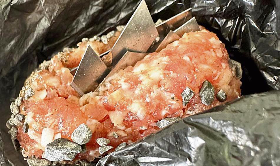 Bilder wie diese machen sprachlos: In einem Klumpen aus Hack haben Unbekannte Rasierklingen versteckt und im Lippstädter Norden ausgelegt.