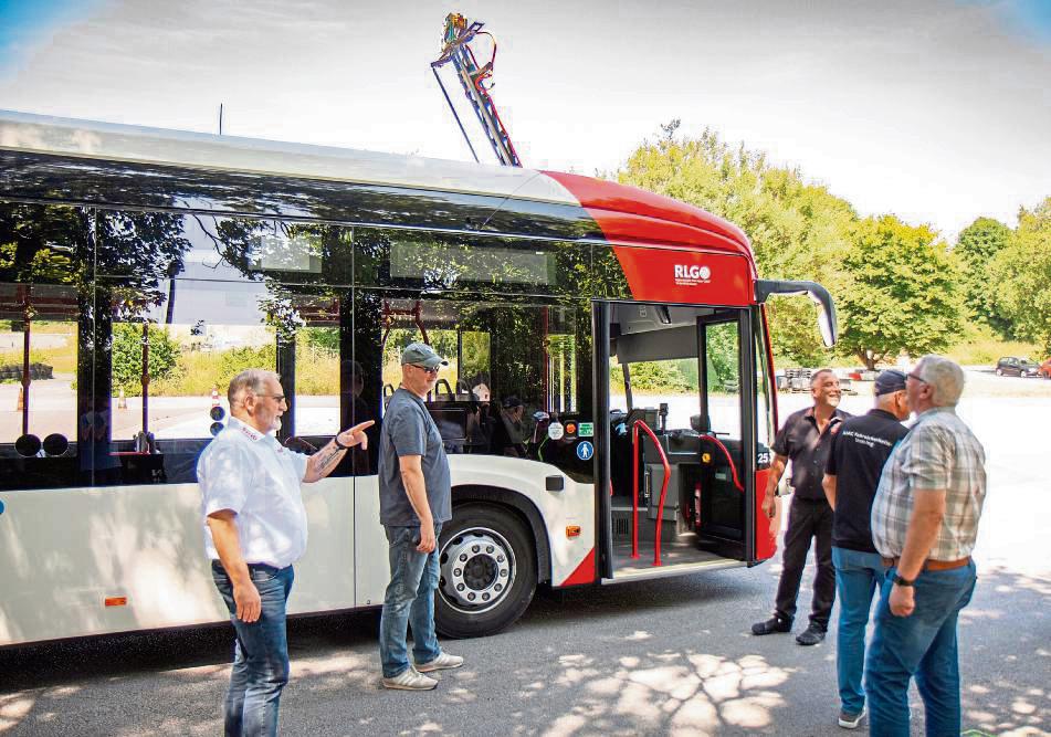 Bis auf den ausfahrbaren Stromabnehmer auf dem Dach unterscheidet sich der E-Bus optisch kaum von seinen Verbrenner-Kollegen. Fotos: Eickhoff