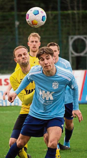 Nachsitzen müssen die Akteure des FC Mönninghausen (in Blau). Gegner ist der SV Brenken. Foto: Heinke