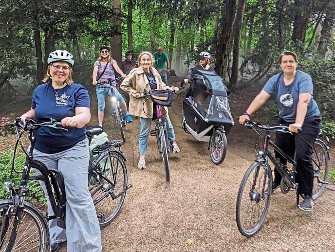 Mit der thematischen Fahrradtour „Feuer – Wasser – Luft“ ist Bürgermeisterkandidatin Elisabeth Körner (l.) jetzt in ihre Veranstaltungsreihe „Körner-Touren“ gestartet.