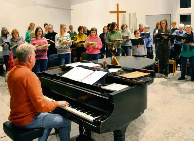 Roger Bretthauer mit der Kantorei Lippstadt bei einer Probe zum „Weihnachtsoratorium“. Foto: Balzer