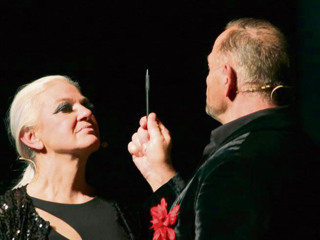 Für Hildegard Knef (Angela H. Fischer) ist die Sache klar: Der Teufel (Andreas Strigl) bekommt ihre Seele nicht. Foto: Marion Heier