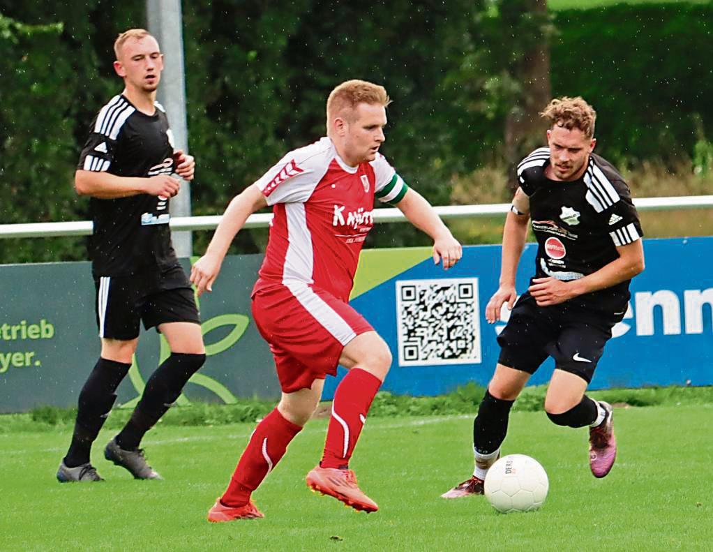 Nach dem 12:2 gegen Sichtigvor (Spielszene) dürfte die Brust beim SV Bad Waldliesborn (in Rot) besonders breit sein. Die Badeortler wollen nun bei den schlechter platzierten Germanen aus Stirpe nachlegen. Foto: Uwe Feichtinger