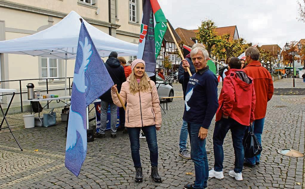 Die Montagsdemonstranten sind wieder da: Siegfried Meier und Martina Köhne haben am Samstag für die Gruppe „Grundrechte Lippstadt“ zur Mahnwache auf dem Rathausplatz aufgerufen. Foto: Rückert