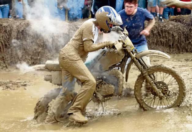 Schlammige Angelegenheit: Wer sich nicht dreckig machen wollte, war beim Mopedrennen falsch.