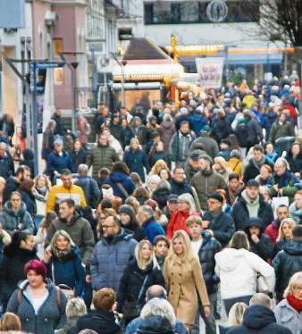 Der verkaufsoffene Sonntag im Advent lockte Massen nach Lippstadt. Foto: Helga Wissing