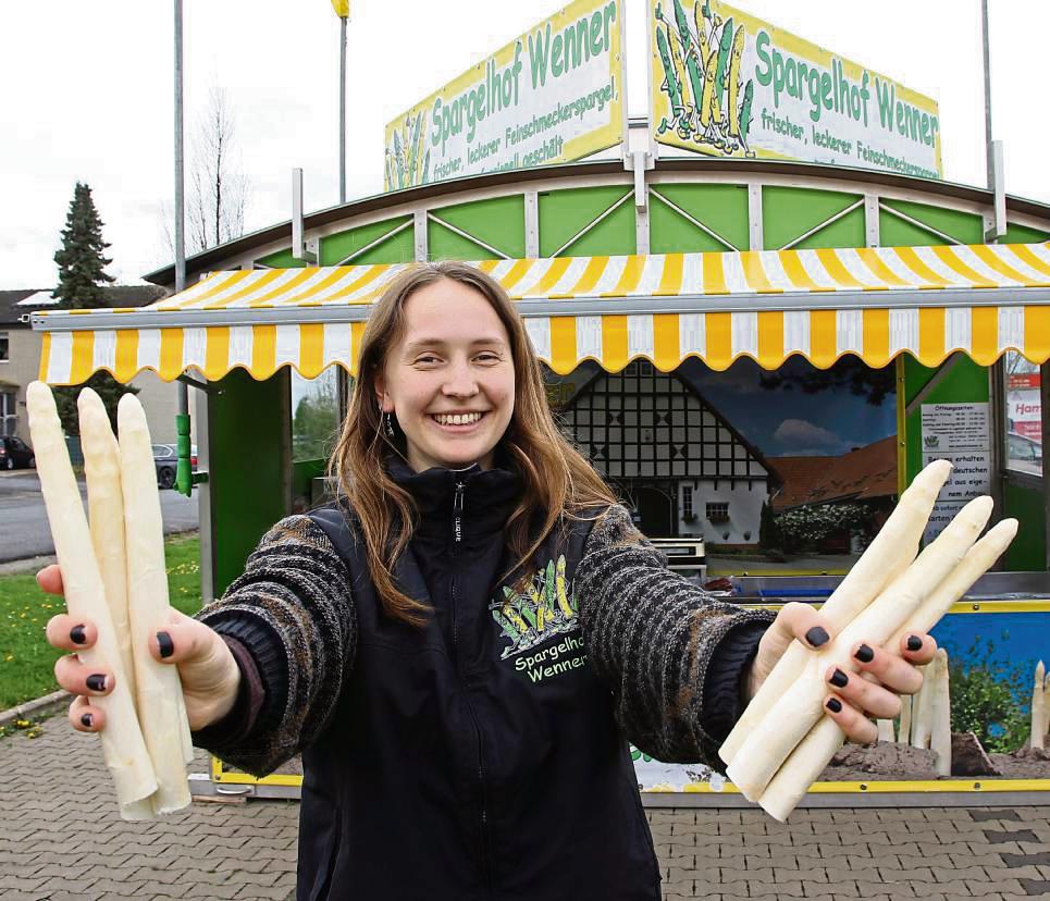 Auch Verkäuferin Sophie Klare vom Spargelhof Wenner freut sich über den Start der Spargelsaison. Seit Ostern ist das beliebte Gemüse wieder zu haben. Foto: Puls