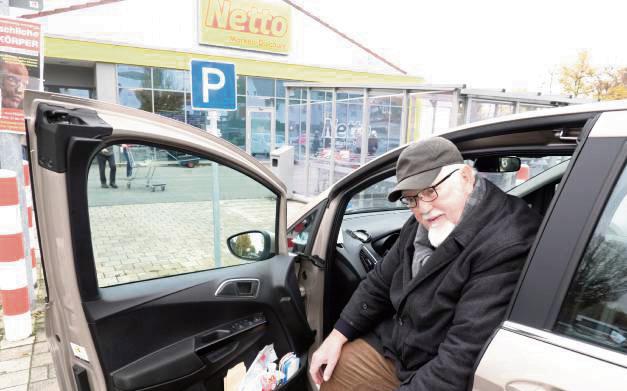 Auf dem Netto-Parkplatz gibt es keinen Behinderten-Parkplatz mehr. Das blaue Parkplatz-Schild ist noch da, die darunter montierte Platte mit dem Rollstuhl-Piktogramm wurde vor Monaten geklaut. Josef Lütterbüse ist enttäuscht, dass kein Ersatz besorgt wird. Foto: Vielberg