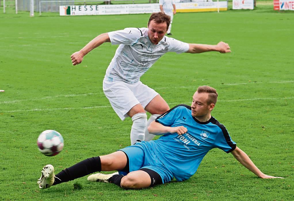 Die Reserve des VfL Hörste-Garfeln (in Blau) benötigt in Cappel einen Sahnetag, so Trainer Strake, um etwas Zählbares mitzunehmen. Foto: Feichtinger