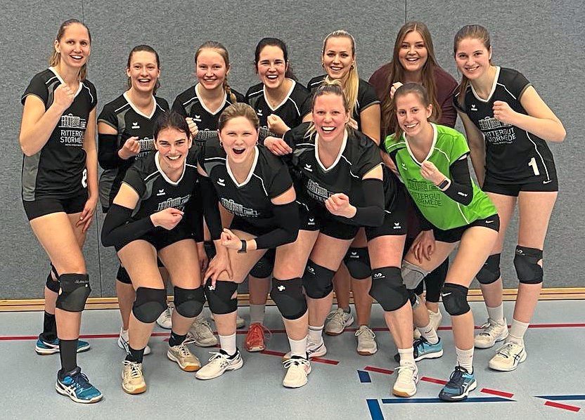 Die Meisterfaust? Noch ist es nicht soweit, doch die Volleyballerinnen des SuS Störmede haben im Titelrennen allerbeste Karten, sind souveräner Tabellenführer.