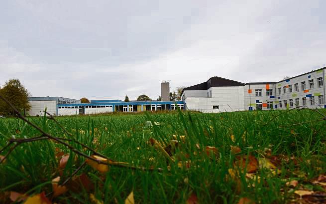 Auf der aktuell noch leeren Wiese hinter der bestehenden Sekundarschule wird der Neubau erfolgen. Foto: Daniel Kossack
