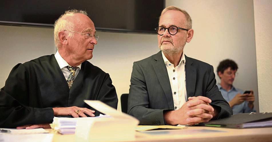 Prof. Joachim Volz (r.) und sein Anwalt, der Arbeitsrechtler Till Müller-Heidelberg aus Bingen, wollen nach der abgewiesenen Klage vor das Landesarbeitsgericht ziehen. Foto: Schröder