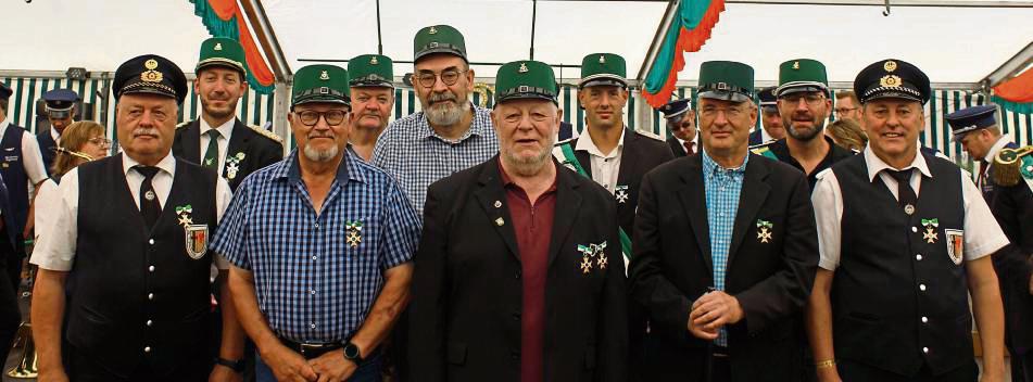 Einige Schützen wurden in Westereiden für langjährige Mitgliedschaft geehrt. Foto: Biermann