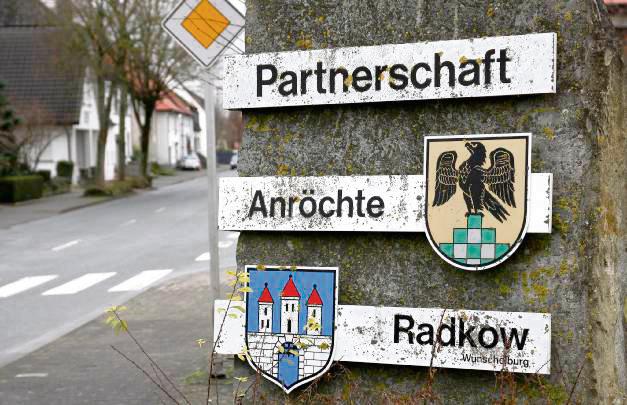 Der Zahn der Zeit hat nicht nur an dem Gedenkstein zur Partnerschaft zwischen Anröchte und Radków genagt. Dabei gibt es ganz aktuell ein paar Dinge, die beide Kommunen gleichermaßen bewegen. Archivfoto: Lüke