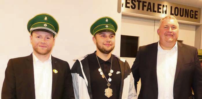 Neuer Jungschützenkönig des Schützenvereins Mellrich-Waltringhausen ist Freddy Pietsch (M.). Ihm gratulierten sein Vorgänger Patrick Marx (l.) und der Vereinsvorsitzende Tobias Lehnen (r.) Foto: Reinhard Priesnitz