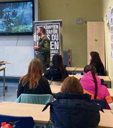 In kleinen Gruppen informierten sich die Schüler über jeweils vier verschiedene Berufsfelder.