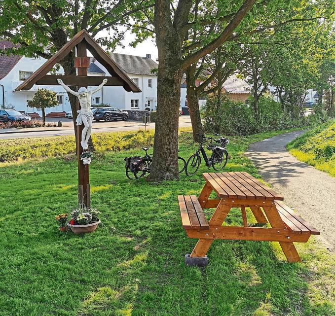 Der Bürgerring Eickelborn hat ein neues Wegekreuz am alten Postweg aufgestellt. Zur Einweihung und Segnung des Kreuzes durch Pastor Albersmeier kamen etwa 60 Ortsanwohner und Interessierte. Foto: Goddek