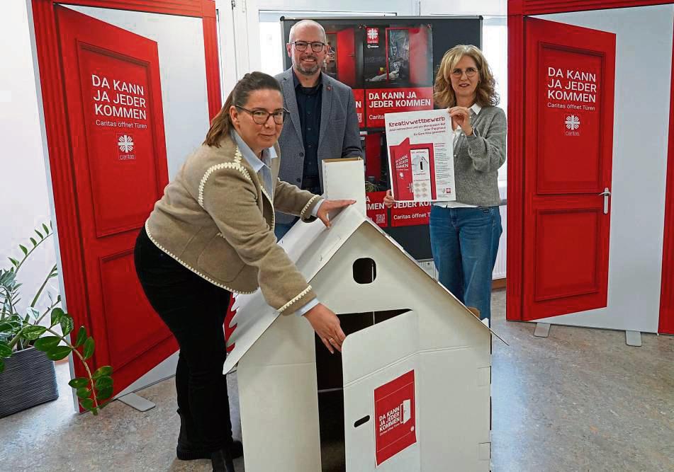 Caritas öffnet Türen: Auf tolle Einsendungen im Kreativwettbewerb freuen sich (v.l.) die Vorstände Esther van Bebber und Ralf Nolte gemeinsam mit Heike Deimel, Referatsleitung Kitas vom Caritasverband für das Erzbistum Paderborn.