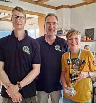 Karl Weiß (r.) nahm den Pokal des Stadtmeisters im Luftgewehrschießen vom 1. KKSV-Vorsitzenden Frank Olschewski (Mitte) und 2. Vorsitzenden Philipp Hans (l.) entgegen.