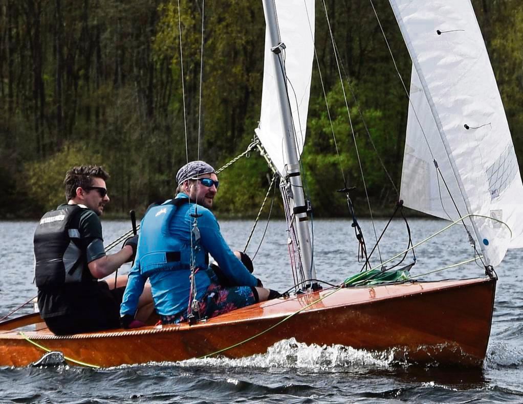 Feierten den ersten Regatta-Sieg auf dem Liblarer See in Erftstadt: Nils Kuhlmann (l.) und Daniel Kossack vom Segelclub Lippstadt.