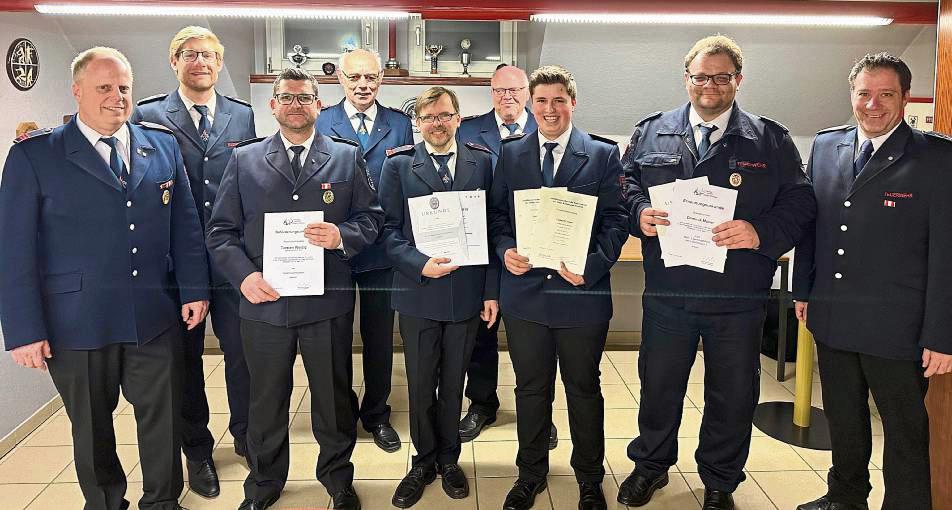 Ehrungen und Urkunden gab es bei der Jahreshauptversammlung der Löschgruppe Kallenhardt, v.l. Stefan Zeppenfeld, Philipp Büngeler (Leiter der Feuerwehr Rüthen), Torsten Weidig, Albert Köller, Felix Reher, Bernd Dicke, Leonard Cramer, Dominik Müller und Thorsten Rose (stellvertretender Leiter der Feuerwehr Rüthen).