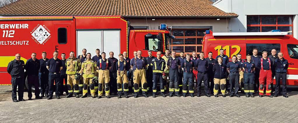 28 Kameraden der Feuerwehren aus dem Kreis Soest haben an einem 36-stündigen Modul 1 des ABC-Lehrgangs auf Kreisebene teilgenommen. Foto: Jan Rhäsa
