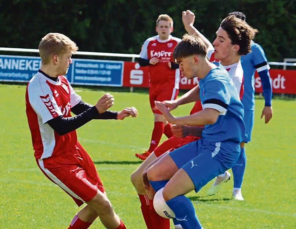 Der TuS Lipperode II (in Blau) trifft im Kellerduell auf Hörste-Garfeln II. Der SV Bad Waldliesborn (rot) reist zu heimstarken Beleckern. Foto: Feichtinger