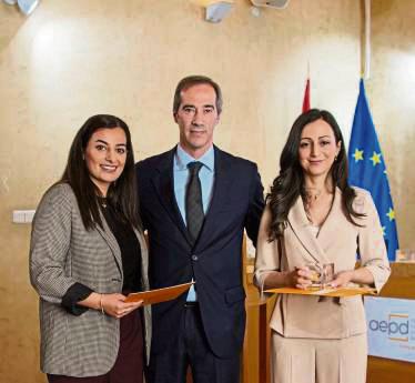 Emiram Kablo (l.) und Prof. Dr. Patricia Arias Cabarcos von der Universität Paderborn wurden von Dr. Francisco Pérez Bes mit dem „Emilio Aced“-Forschungspreis ausgezeichnet.